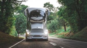 Foto Mobil Liburan Keren dengan Rooftop, Lebih Mahal dari Bus Double Decker