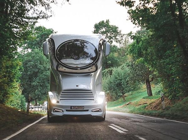 Foto Mobil Liburan Keren dengan Rooftop, Lebih Mahal dari Bus Double Decker