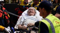 Mereka kemudian dipindahkan ke ambulans untuk dibawa ke rumah sakit. 