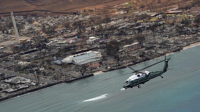 Momen Joe Biden Blusukan ke Hawaii Pasca Kebakaran Hebat U.S. President Joe Biden and first lady Jill Biden walk with Hawaii Governor Josh Green and his wife Jaime Green as they tour the fire-ravaged town of Lahaina on the island of Maui in Hawaii, U.S., August 21, 2023. REUTERS/Kevin Lamarque