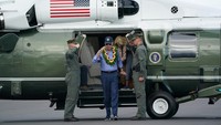 Presiden AS Joe Biden dan ibu negara Jill Biden turun dari Marine One di Maui, Hawaii, Amerika Serikat, Senin (21/8/2023).  