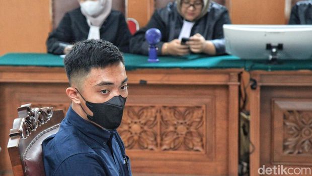 Mario Dandy Satriyo membacakan pleidoi kasus penganiayaan kepada David Ozora. Mario Dandy mengaku akan membayar restitusi sesuai kemampuannya.