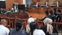 Dengan jumlah restitusi yang sangat besar tersbeut, maka dengan itikad baik, saya bersedia membayar restitusi sesuai dengan kemampuan dan kondisi saya, yang mana saat ini saya sedang menjalani hukuman pidana belum mempunyai penghasilan dan tidak memiliki harta apapun, kata Dandy.  