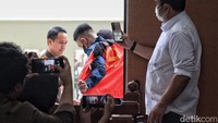 Mario Dandy membuka rompi tahanan saat tiba di Pengadilan Negeri Jakarta Selatan.  