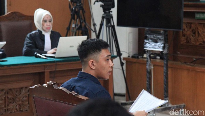 Mario Dandy Satriyo membacakan pleidoi kasus penganiayaan kepada David Ozora. Mario Dandy mengaku akan membayar restitusi sesuai kemampuannya.