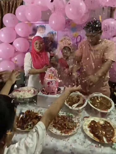 Momen tak terduga di acara ulang tahun anak, hidangan makanan penuh dengan konfeti. Momen tak terduga di acara ulang tahun anak, hidangan makanan penuh dengan konfeti.