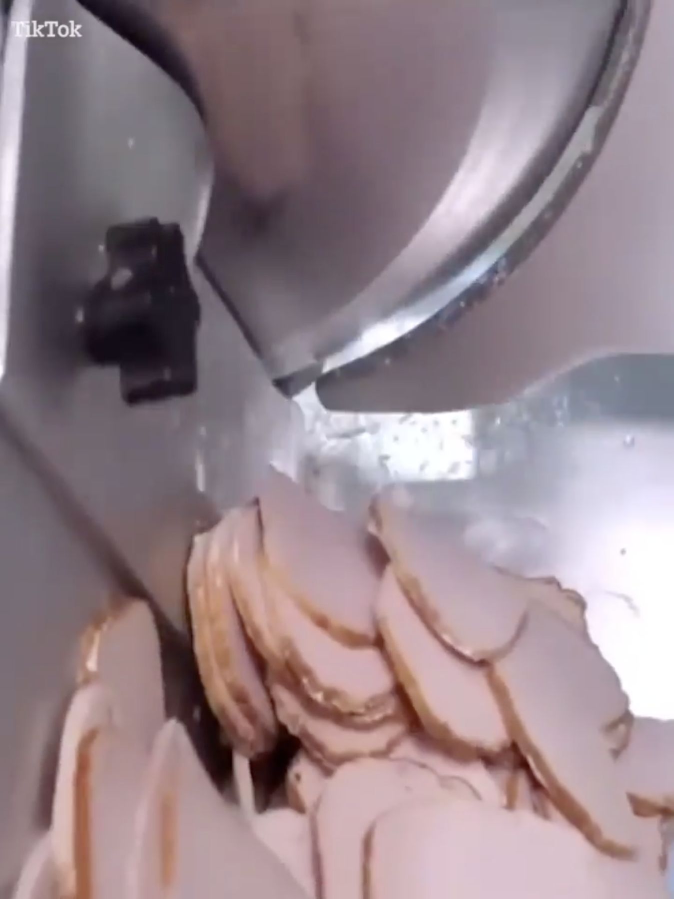 Netizen Jijik Usai Tahu Fakta Pembuatan Daging Ham Pakai Bahan Ini