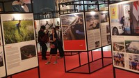 Foto-foto itu diambil dari buku Membangun Jembatan Masa Depan yang merupakan buku serial dari legacy Jokowi. Buku tersebut bercerita tentang bagaimana transformasi ekonomi Indonesia didukung dari kemajuan dan pemerataan infrastruktur bagi masyarakat.