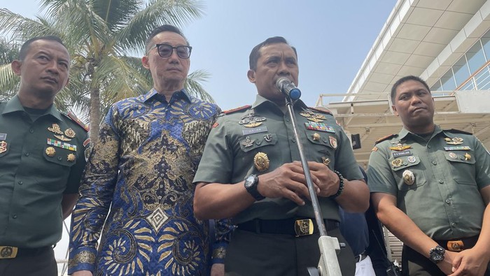 Pangdam Jayakarta, Mayjen TNI Mohamad Hasan (tengah)