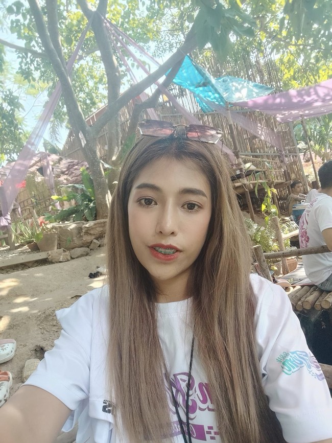 Meskipun berjibaku dengan debu, polusi dan sampah, wanita yang akrab disapa Bow ini tetap memastikan wajahnya tetap cantik dengan memakai riasan lengkap. Foto: Facebook/Pattaramon Thocharoen