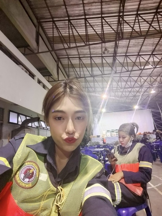 Saat menyapu jalanan dan mencabuti rumput, Bow tampil menawan dengan memakai foundation, bedak, riasan alis dan eyeshadow juga lipstik. Rambutnya pun ditata rapi. Foto: Facebook/Pattaramon Thocharoen