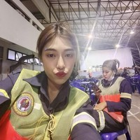 Saat menyapu jalanan dan mencabuti rumput, Bow tampil menawan dengan memakai foundation, bedak, riasan alis dan eyeshadow juga lipstik. Rambutnya pun ditata rapi. Foto: Facebook/Pattaramon Thocharoen