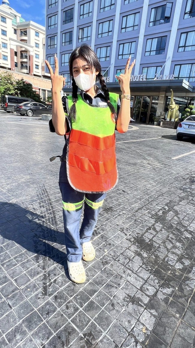 Tak ketinggalan, wanita 27 tahun ini juga menghias kuku-kukunya. Dia bahkan memakai kuku palsu panjang sembari memegang sapu. Foto: Facebook/Pattaramon Thocharoen