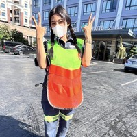 Tak ketinggalan, wanita 27 tahun ini juga menghias kuku-kukunya. Dia bahkan memakai kuku palsu panjang sembari memegang sapu. Foto: Facebook/Pattaramon Thocharoen