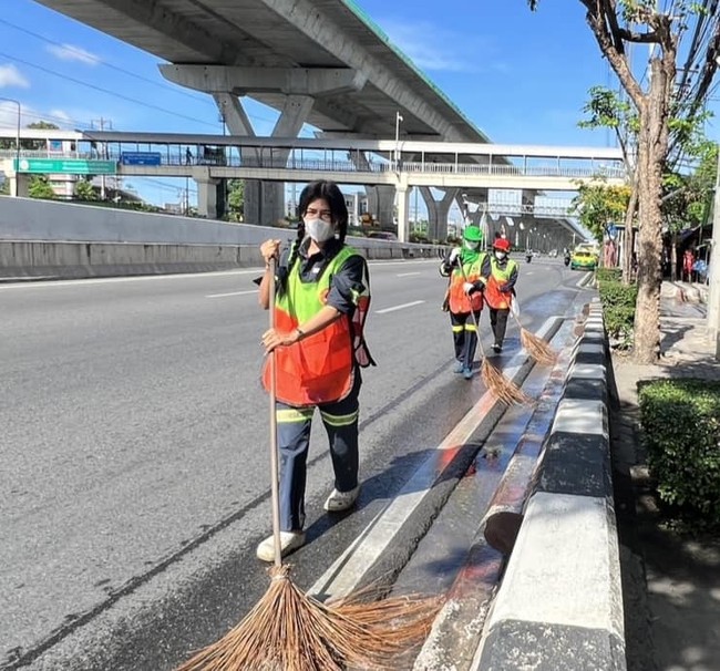 Bow kerap membagikan aktivitasnya sebagai penyapu jalanan di TikTok yang langsung menarik banyak penggemar. Kini dia sudah memiliki lebih dari 330ribu followers. Foto: Facebook/Pattaramon Thocharoen