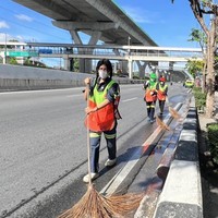 Bow kerap membagikan aktivitasnya sebagai penyapu jalanan di TikTok yang langsung menarik banyak penggemar. Kini dia sudah memiliki lebih dari 330ribu followers. Foto: Facebook/Pattaramon Thocharoen