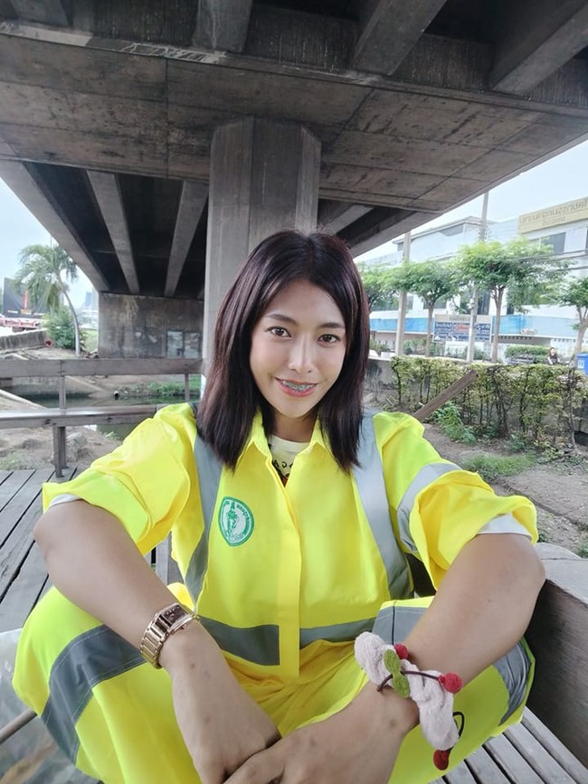 Pattaramon Thocharoen sehari-harinya bekerja sebagai tukang sapu jalanan di Bangkok, Thailand. Dia berhasil mencuri perhatian publik dengan penampilannya saat bertugas. Foto: Facebook/Pattaramon Thocharoen