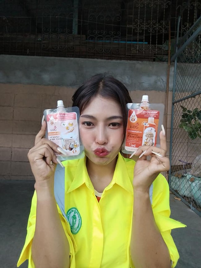 Bow mendapatkan gaji sekitar Rp 5,1 juta sebulan sebagai penyapu jalanan. Namun dia mendapatkan penghasilan tambahan dengan menjadi TikToker. Seperti dilaporkan Asia One, Bow bisa menghasilkan hingga Rp 22 jutaan dari endorsement produk kecantikan. Foto: Facebook/Pattaramon Thocharoen