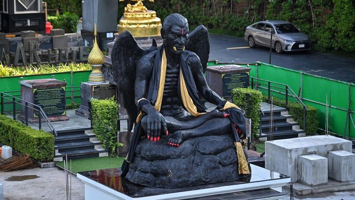 Patung dewa yang terlihat menyeramkan di Thailand.