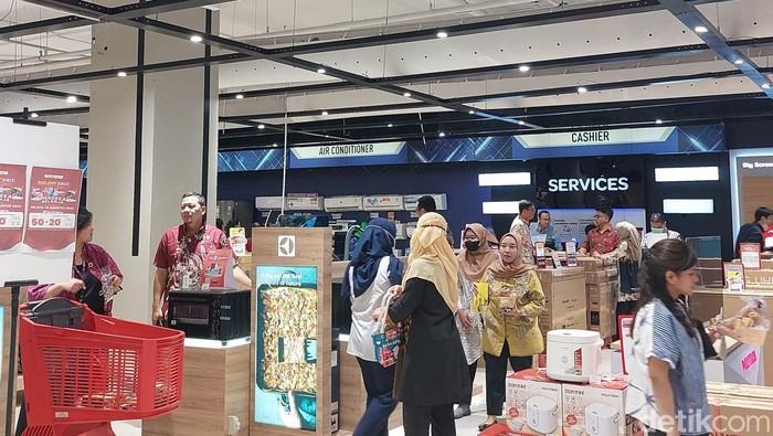 Pelanggan Ini Bawa Rombongan Kantor ke Transmart Full Day Sale