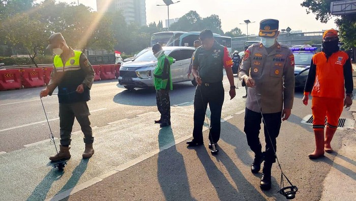 Pembersihan ranjau paku di Jalan Gatot Subroto Jakarta oleh tiga pilar.
