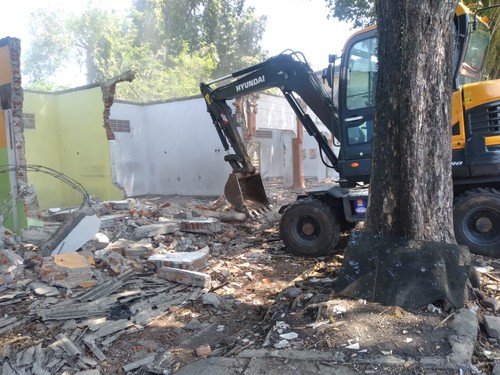 Pembongkaran Pasar Umum Negara yang sudah menggunakan alat berat, Selasa (22/8/2023). (I Putu Adi Budiastrawan/detikBali)