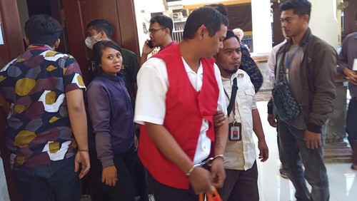 Petugas menggiring Wijaya setelah menjalani sidang tuntutan atas perbuatannya menganiaya Scott hingga tewas, Selasa (22/8/2023).