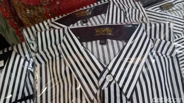 Pemilik Arjuna Tailor Solo, Suparto, saat menunjukkan baju kampanye Ganjar Pranowo, Selasa (22/8/2023).