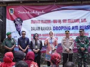 Bupati Klaten Pimpin Penyaluran Bantuan Air Bersih ke Desa Gunung Merapi