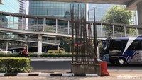 Tiang-tiang ini berdiri saling berdekatan, hanya berjarak beberapa meter antar satu dengan yang lain. Jarak antara satu tiang dengan yang lain ini berbeda-beda antara satu dengan yang lain, ada yang cukup renggang tapi ada juga yang cukup dekat.  