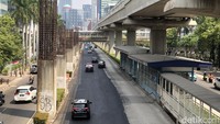 Sebagai informasi, pembangunan proyek monorel sendiri pertama kali dimulai pada 2004 silam. Namun setelah beberapa tahun berjalan, proyek ini malah dibiarkan mangkrak karena kurangnya pendanaan. Sejatinya proyek monorel Jakarta ini sempat ingin dihidupkan kembali oleh Joko Widodo (Jokowi) saat masih menjabat sebagai Gubernur DKI Jakarta. Sayangnya rencana itu gagal dilanjutkan dan proyek ini malah dibiarkan terbengkalai hingga sekarang.