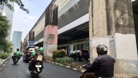 Untuk tiang-tiang yang tinggi, terlihat sebagian badannya sudah dibeton. Pada bagian yang sudah dibeton itu terlihat ada beberapa dihiasi oleh gambar-gambar yang terlihat sudah mulai luntur.  