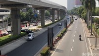 Di lokasi ini, tiang-tiang monorel Jakarta masih berdiri tegak dengan banyak karat. Tinggi setiap tiang monorel ini berbeda antara satu dengan yang lain.