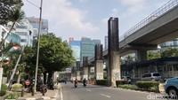 Berdasarkan pengamatan detikcom, Selasa (22/8/2023), salah satu bekas peninggalan proyek mangkrak itu terletak di Jalan Rasuna Said, Kuningan, Jakarta Selatan.  