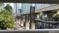 Di sepanjang jalur tiang-tiang tersebut berada, dibangun trotoar pembatas jalan. Di sepanjang trotoar ini banyak dihiasi tanaman hijau untuk menghiasi peninggalan proyek gagal ini. Hal ini membuat tiang-tiang bekas proyek itu berdiri seakan menjadi pemisah jalan, menjadikan lajur kiri sebagai jalur lambat dan lajur kanan menjadi jalur cepat.