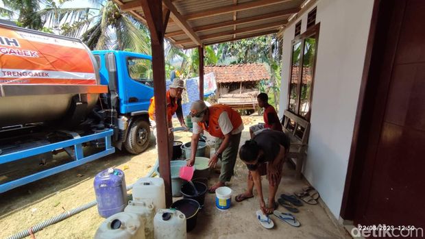 Pengiriman air bersih dan pembuatan embung di sejumlah desa di Trenggalek.