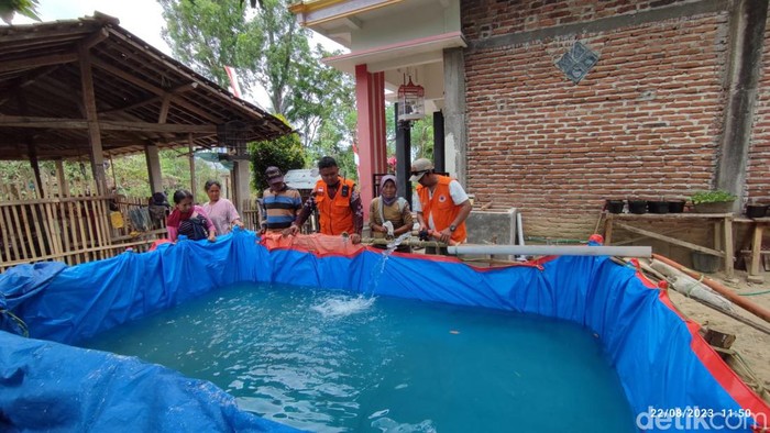 Pengiriman air bersih dan pembuatan embung di sejumlah desa di Trenggalek.