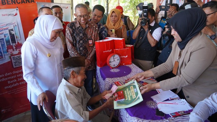 Penyerahan Bansos untuk warga Bangkalan oleh Gubernur Khofifah dan Bankjatim.