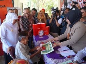 Gubernur Khofifah Bersama Bank Jatim Salurkan Bansos ke Bangkalan