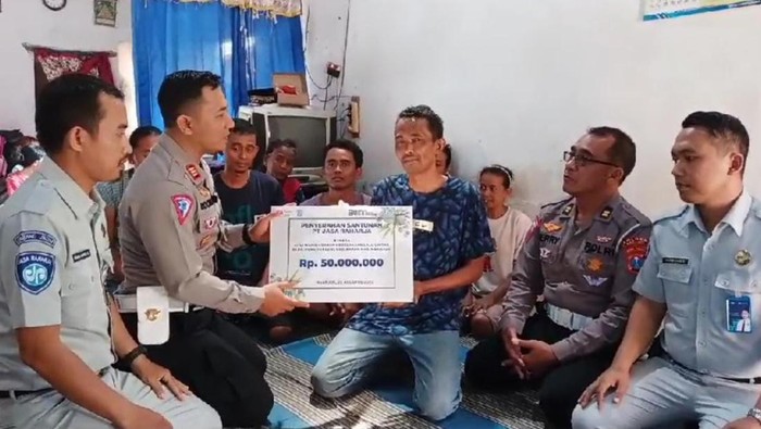 Penyerahan santunan keluarga korban