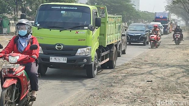 Kondisi lalu lintas yang padat akibat perbaikan jalan Pantura Onggorawe Kecamatan Sayung arah Kudus, Selasa (22/8/2023).