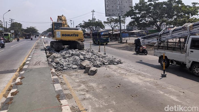 Kondisi lalu lintas yang padat akibat perbaikan jalan Pantura Onggorawe Kecamatan Sayung arah Kudus, Selasa (22/8/2023).