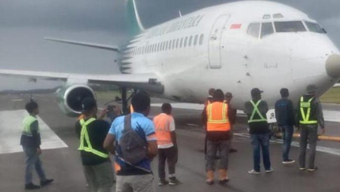 Pesawat Jayawijaya Dirgantara pecah ban saat mendarat di Bandara Wamena.