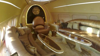 Area di bawah kokpit diubah menjadi ruang tamu dengan dua sofa dan lampu untuk suasana nyaman. Foto: Albawaba