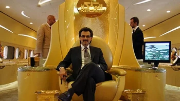 Dek atas memiliki bar yang lengkap untuk bersosialisasi dan kursi raja berwarna emas. Foto: Albawaba