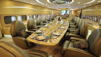 Ruang makan formal dilengkapi dengan meja besar yang dapat digunakan untuk pertemuan bisnis. Foto: Albawaba