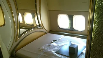 Pasalnya interior dalam pesawat dibuat super mewah. Pesawat ini memiliki salon yang luas, kamar utama dengan tempat tidur berukuran king, kamar mandi pribad yang memiliki shower. Foto: Albawaba