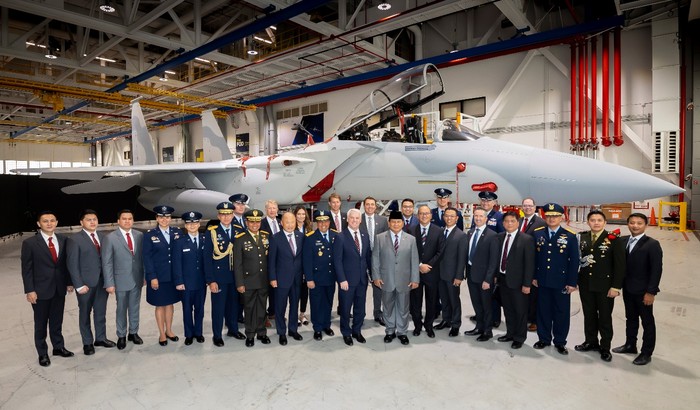 Pesawat tempur Boeing F-15EX  dan Menhan Prabowo Subianto