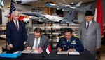Potret Menhan Naik Jet Tempur Boeing Berstiker Prabowo Subianto