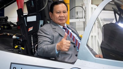 Potret Menhan Naik Jet Tempur Boeing Berstiker Prabowo Subianto